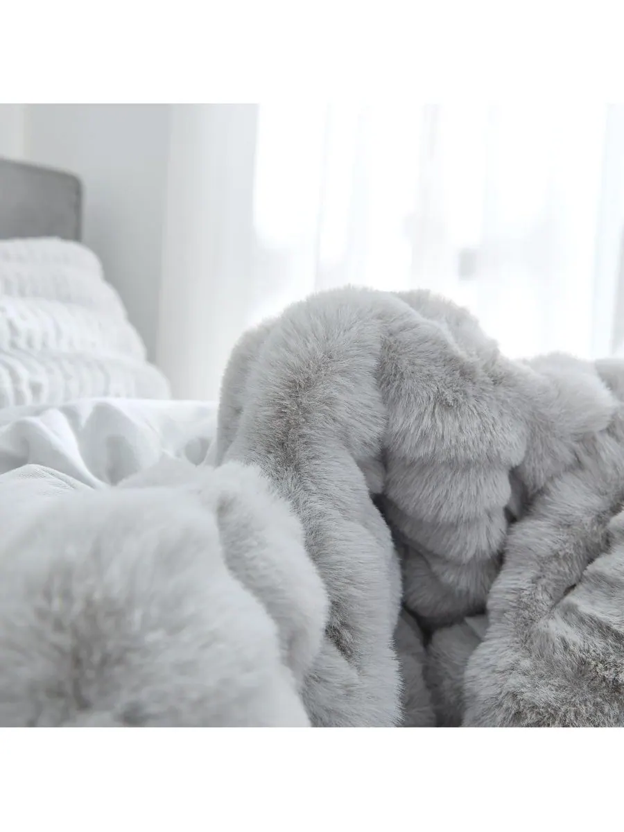 Уютное большое одеяло Chunky Bunny Peak of Cozy Coma Inducer, Cozy gray, Twin XL — изображение 4 из 4, серый