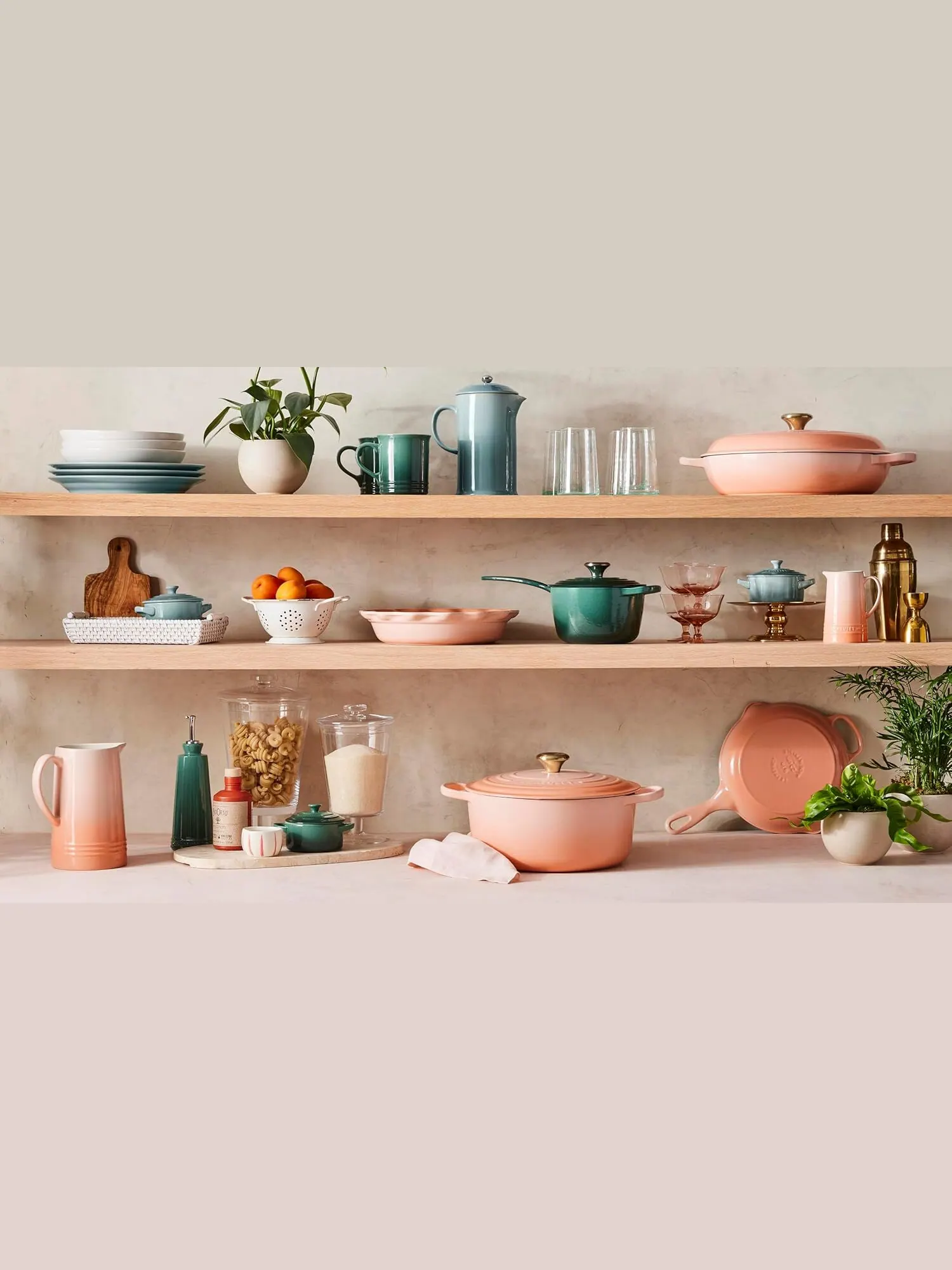 Набор чугунной эмалированной посуды Le Creuset, 5 предметов, 16/23/26 см, персиковый — изображение 5 из 8, розовый