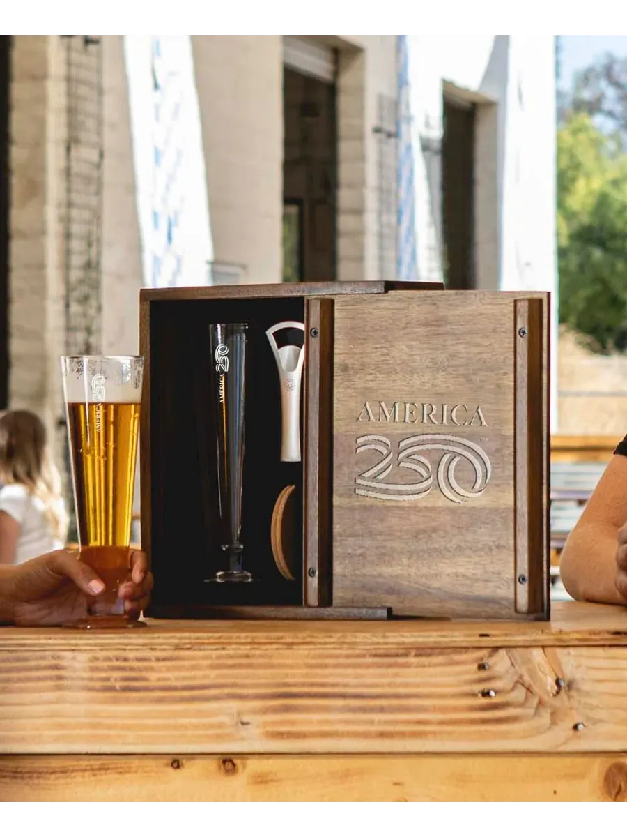 Набор пивных бокалов Pilsner America250 в футляре из акации Legacy — изображение 2 из 3, коричневый