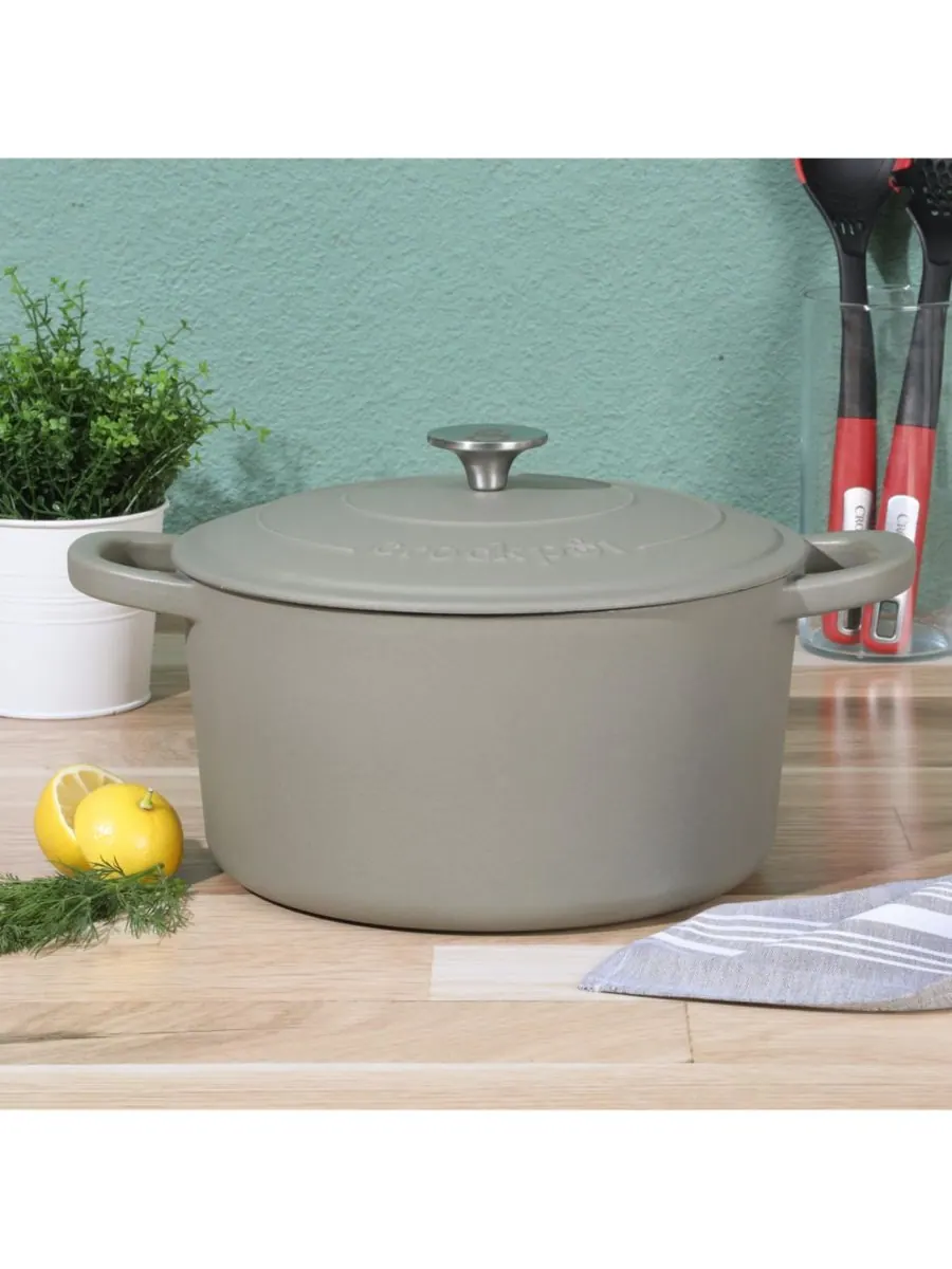 Круглая чугунная кастрюля Crock Pot Artisan объемом 7 кварт (7 литров) - матовый пыльно-розовый — изображение 9 из 10