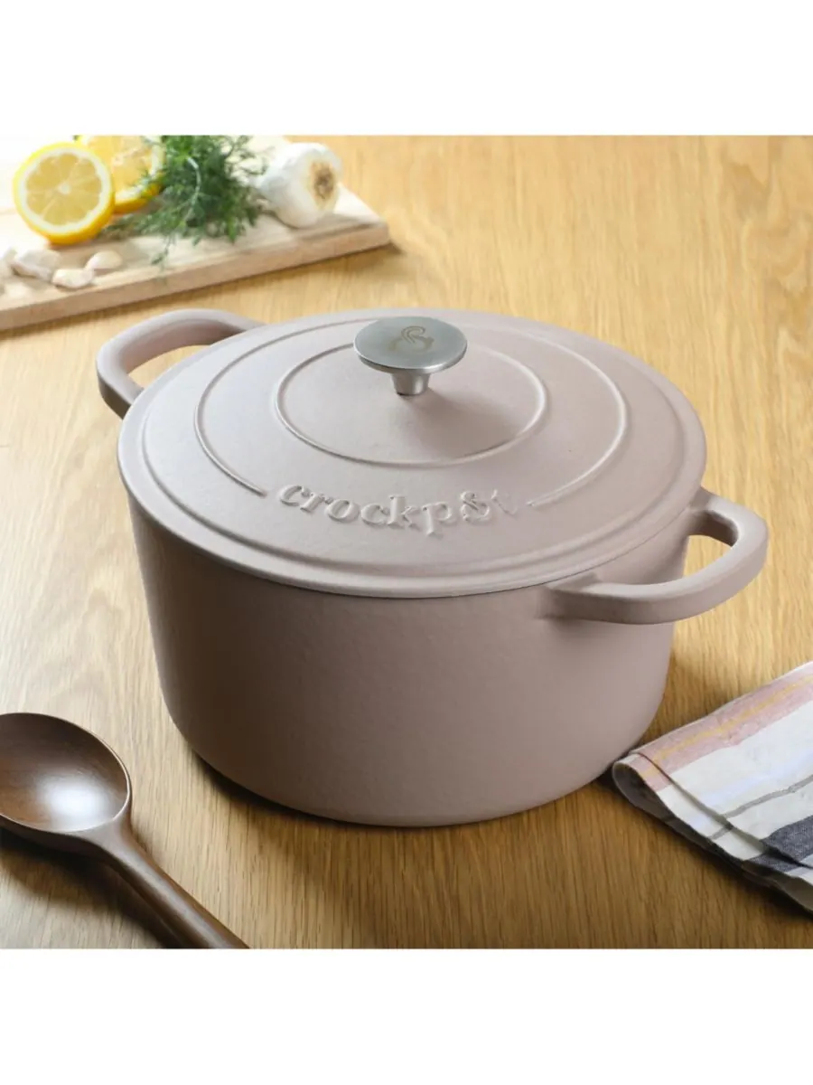 Crock-Pot Круглая чугунная кастрюля Crock Pot Artisan объемом 7 кварт (7 литров) - матовый — изображение 3 из 10, розовый