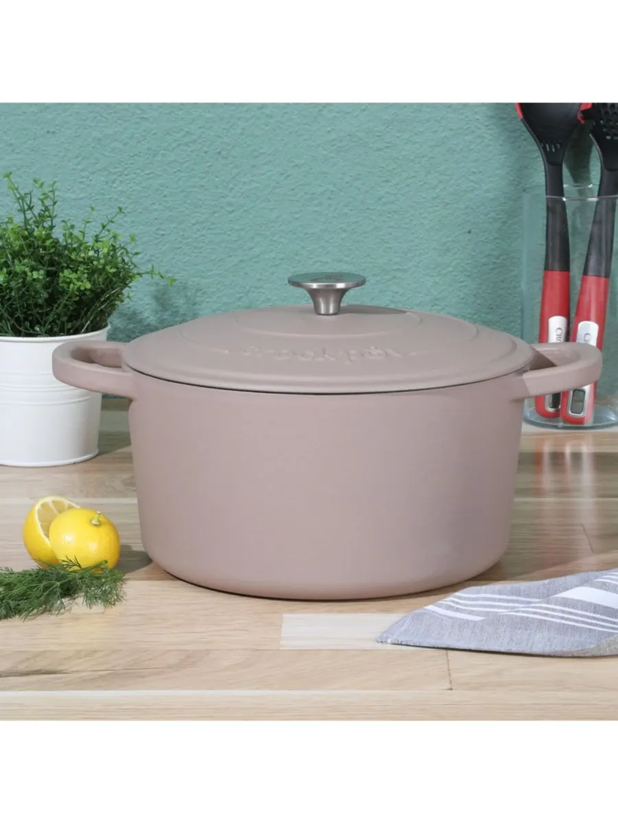 Crock-Pot Круглая чугунная кастрюля Crock Pot Artisan объемом 7 кварт (7 литров) - матовый — изображение 5 из 10, розовый