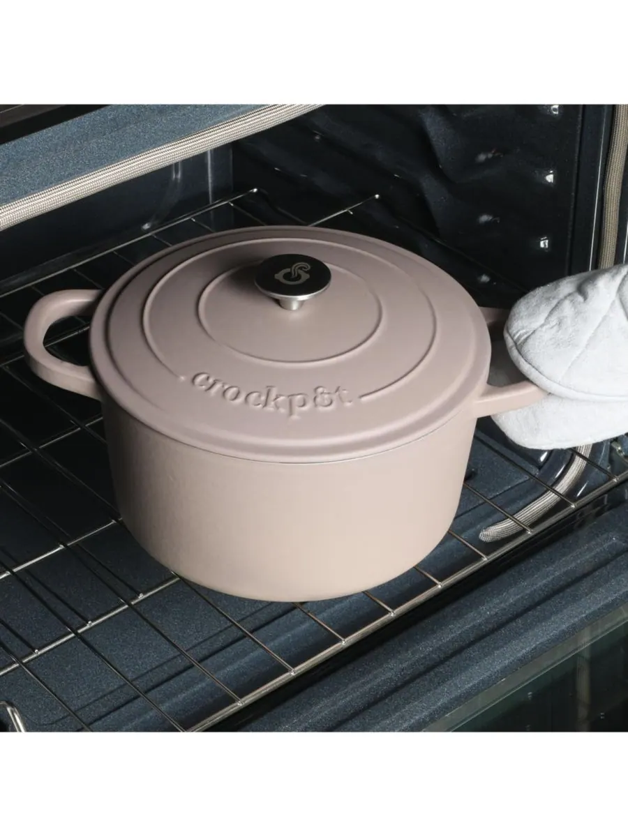 Crock-Pot Круглая чугунная кастрюля Crock Pot Artisan объемом 7 кварт (7 литров) - матовый — изображение 6 из 10, розовый