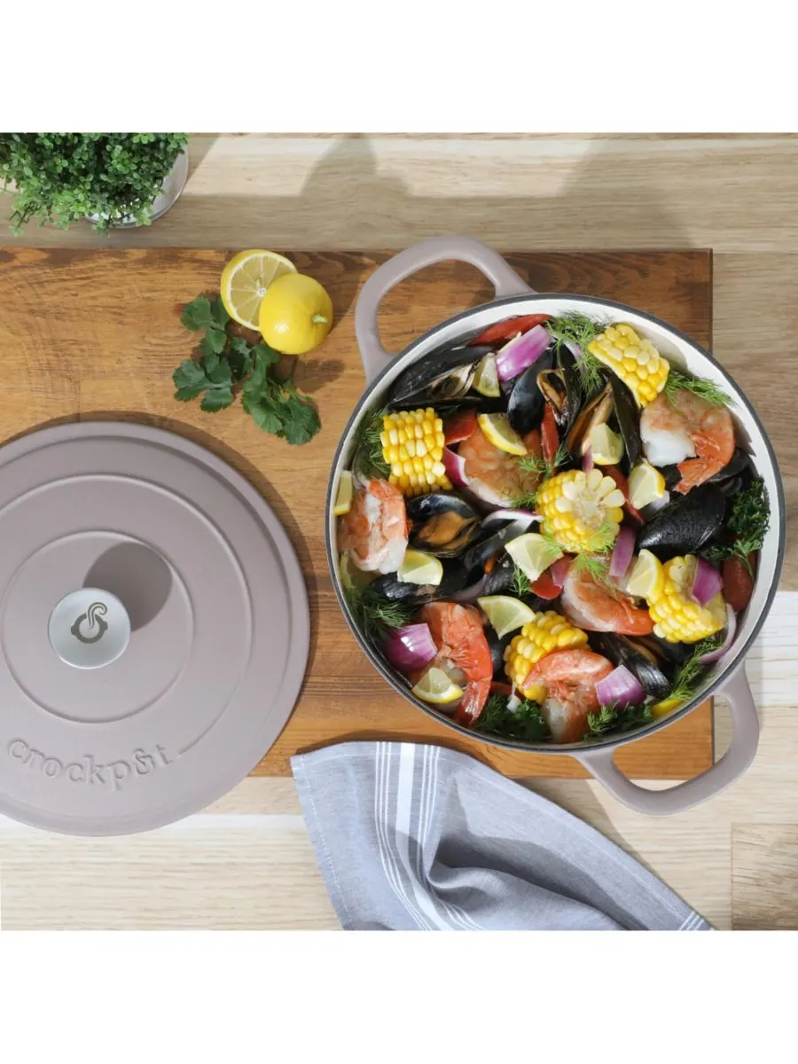 Crock-Pot Круглая чугунная кастрюля Crock Pot Artisan объемом 7 кварт (7 литров) - матовый — изображение 7 из 10, розовый