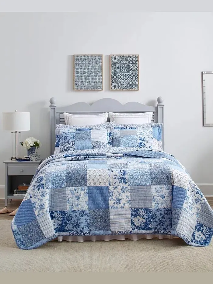 Наборы одеял в стиле пэчворк с рисунком пейсли Laura Ashley — изображение 2 из 7, яркий синий
