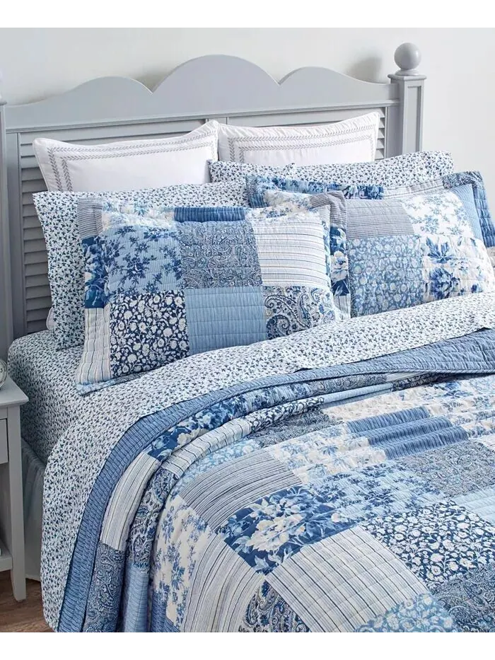 Наборы одеял в стиле пэчворк с рисунком пейсли Laura Ashley — изображение 3 из 7, яркий синий