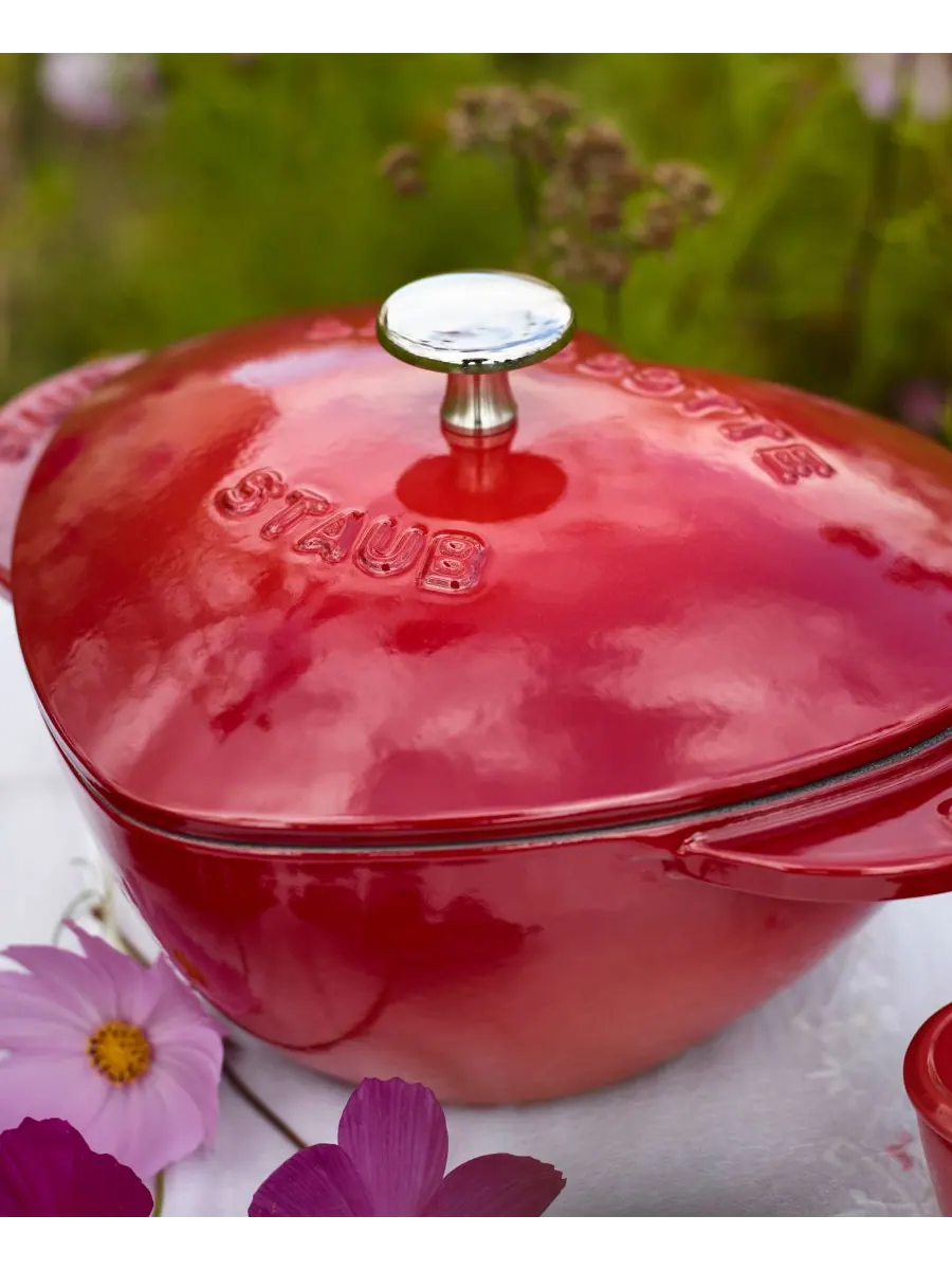 Фигурная кокотница Staub Heart Cocotte «Сердце», 20 см, 1.65 л — изображение 2 из 6, красный