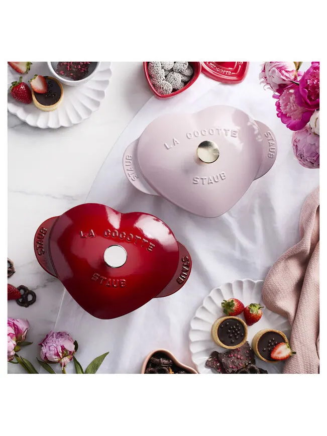 Фигурная кокотница Staub Heart Cocotte «Сердце», 20 см, 1.65 л — изображение 6 из 6, красный
