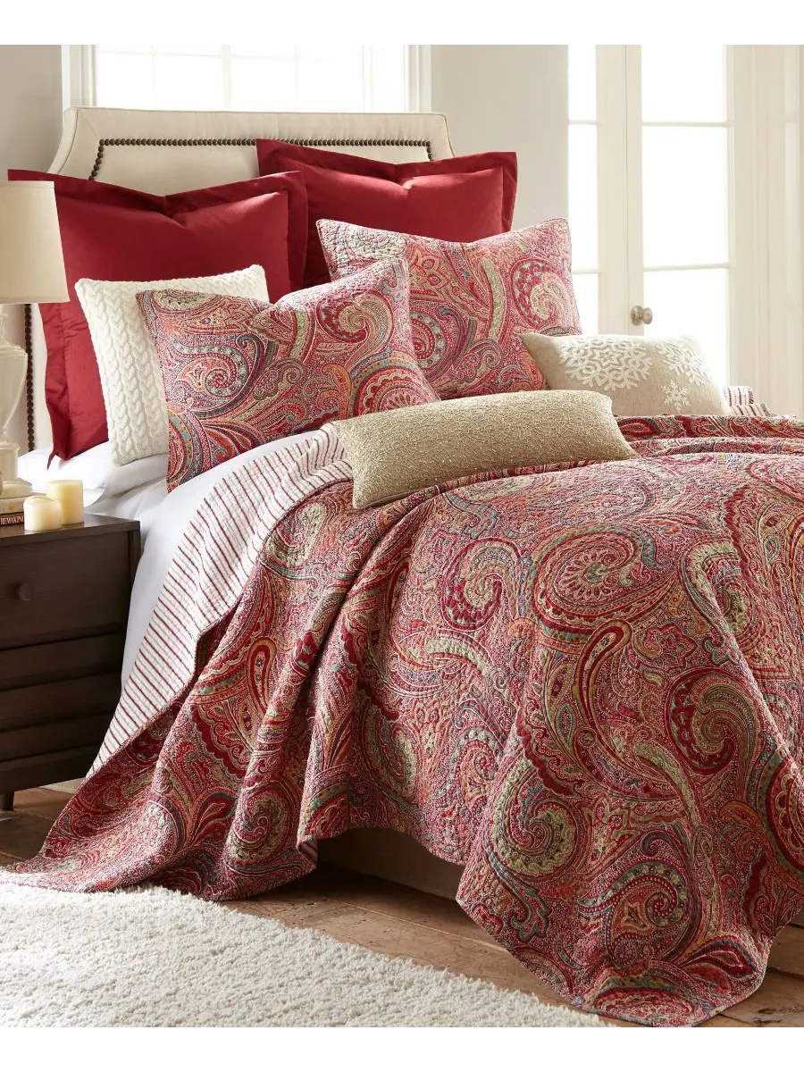 Двустороннее одеяло Spruce Paisley, 3 предмета, размер King Levtex — изображение 3 из 3, красный