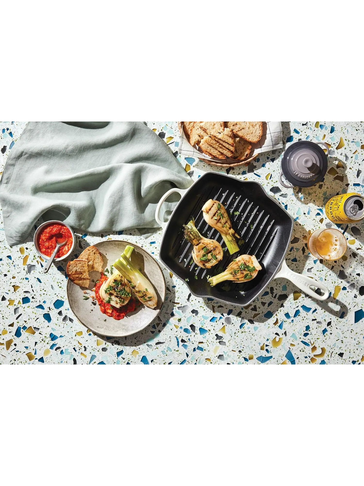 Квадратная чугунная сковорода-гриль Le Creuset с эмалированным покрытием, 26 см — изображение 5 из 7, белый