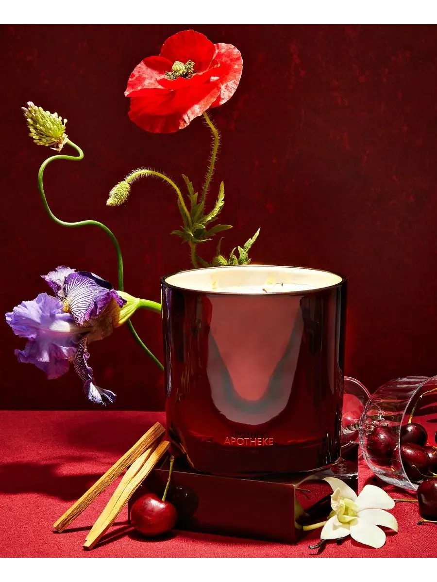 Ароматическая свеча Bitter Cherry, 3 фитиля, 0,77 л APOTHEKE — изображение 3 из 4, глубокий красный