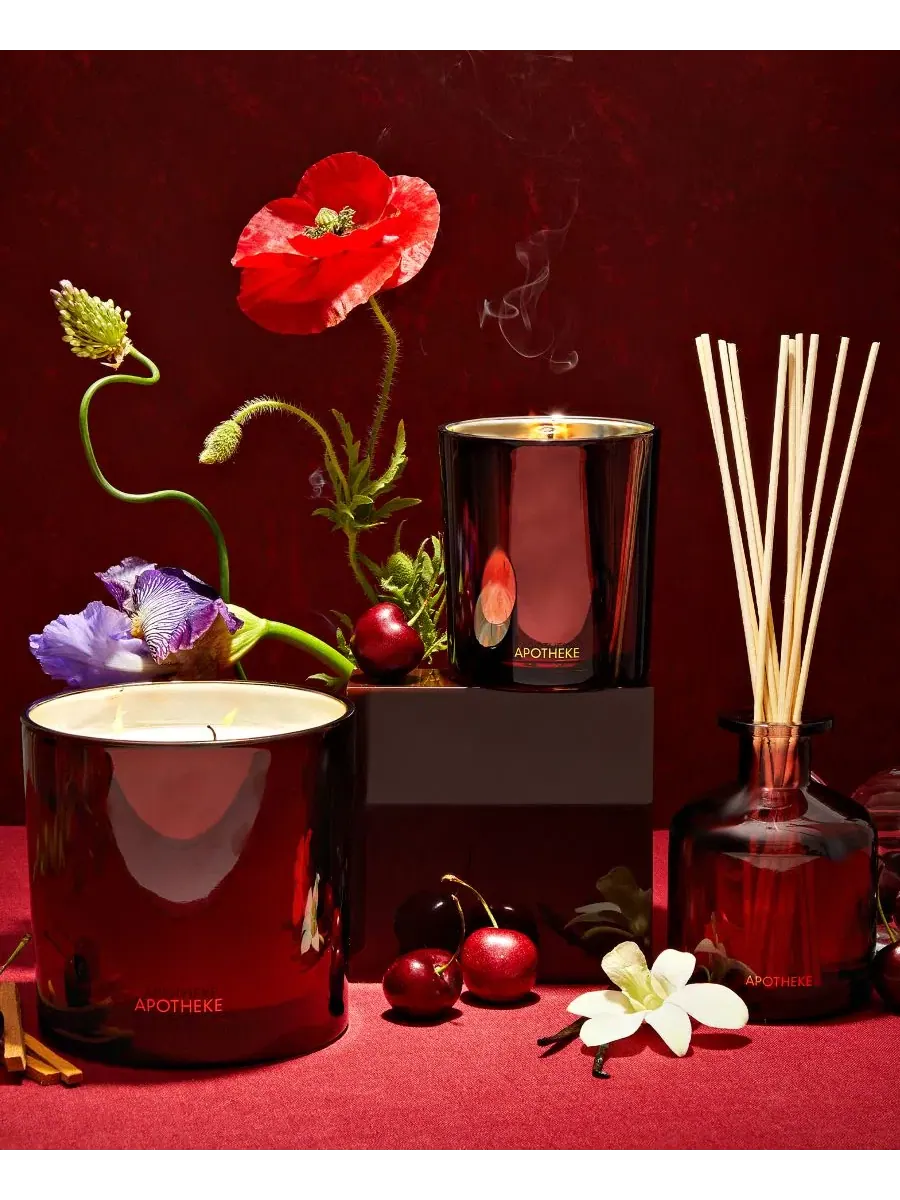 Ароматическая свеча Bitter Cherry, 3 фитиля, 0,77 л APOTHEKE — изображение 4 из 4, глубокий красный