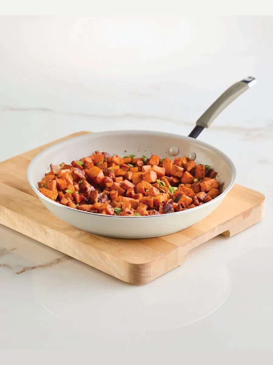 Коллекция керамической посуды Cucina Rachael Ray, миндальный — изображение 4 из 6