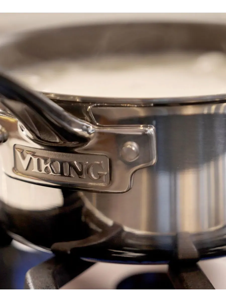 Кастрюля Pure Glide из нержавеющей стали объемом 2 кварты Viking — изображение 2 из 3, серебряный