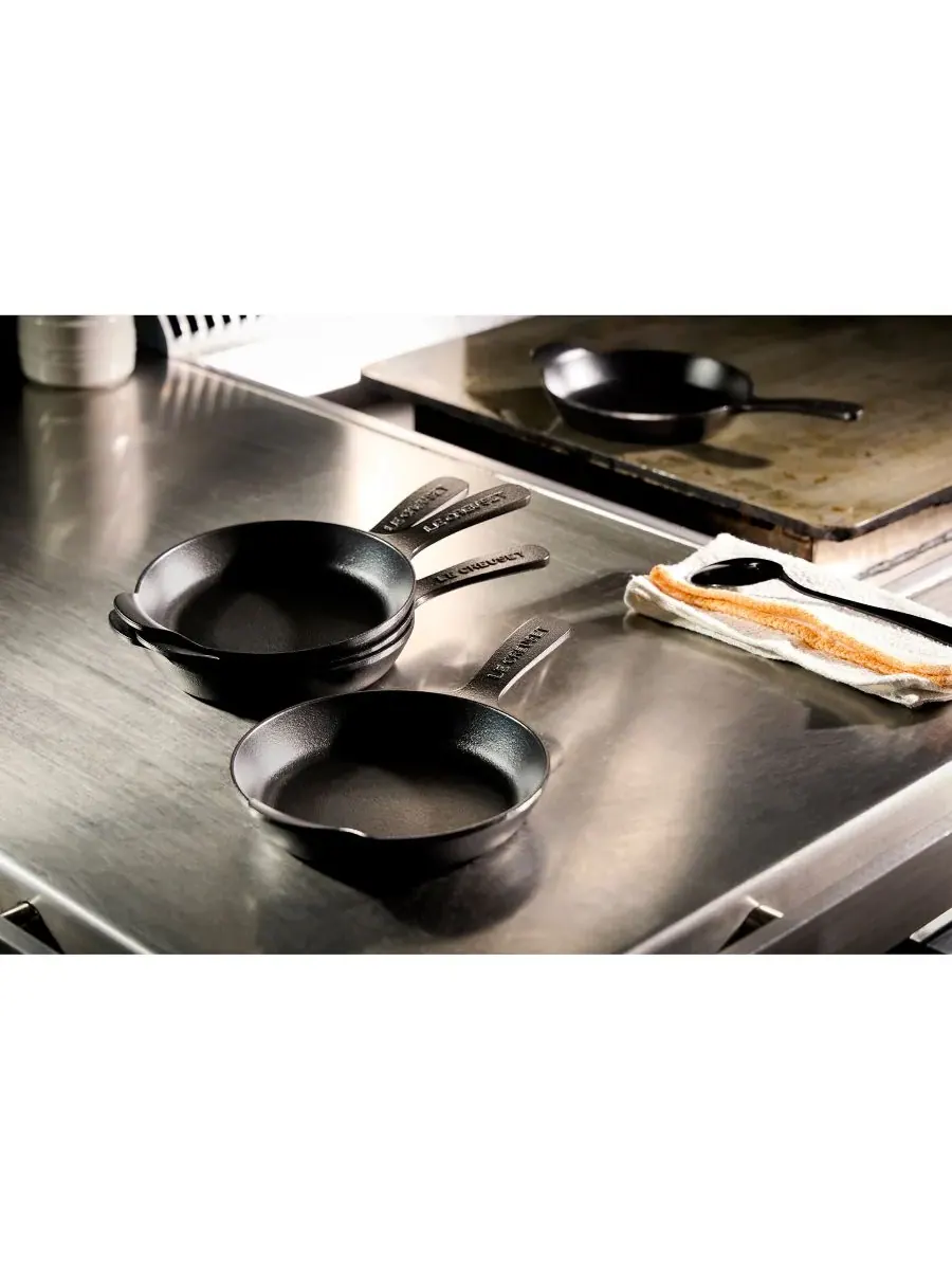 Набор из мини-сковородок для подачи Le Creuset, 4 предмета, 16 см, 0,3 л — изображение 4 из 6, черный