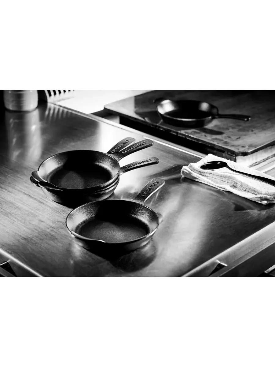 Набор из мини-сковородок для подачи Le Creuset, 4 предмета, 16 см, 0,3 л — изображение 6 из 6, черный
