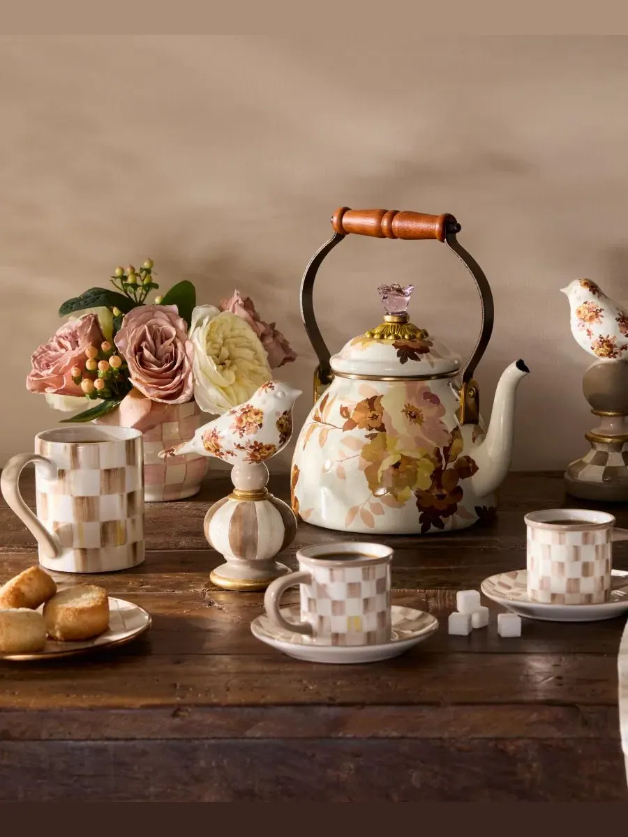 Чайник из эмалированной стали Wild Rose White 1,9 л MacKenzie-Childs — изображение 5 из 5, белый