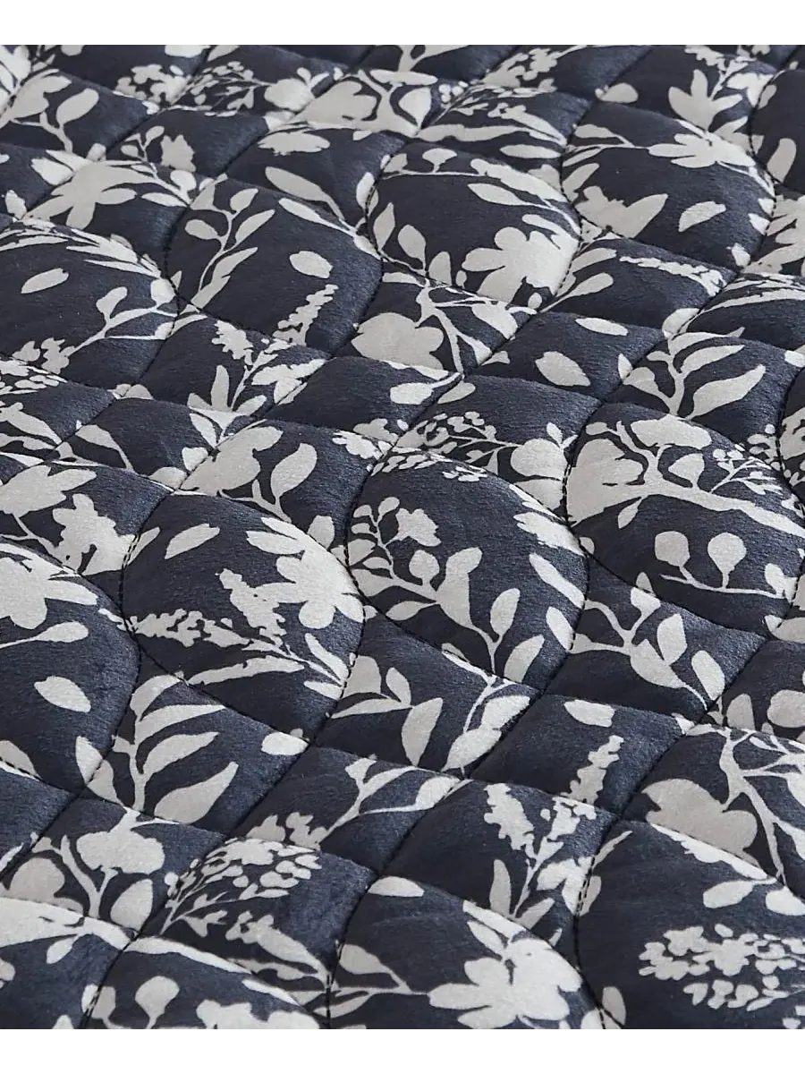 Стеганое одеяло с велюровым покрытием, King, с наволочками, Floral Vanna Velvet BCBG — изображение 4 из 8, черный