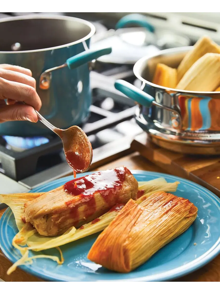 Сотейник Cucina объемом 3 л с антипригарным покрытием, пароваркой и крышкой Rachael Ray — изображение 6 из 6, синий