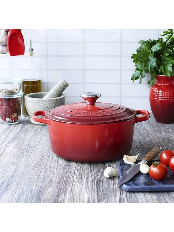 Кастрюля круглая Le Creuset Signature, 6,7 л, 28 см — изображение 2 из 3, вишневый