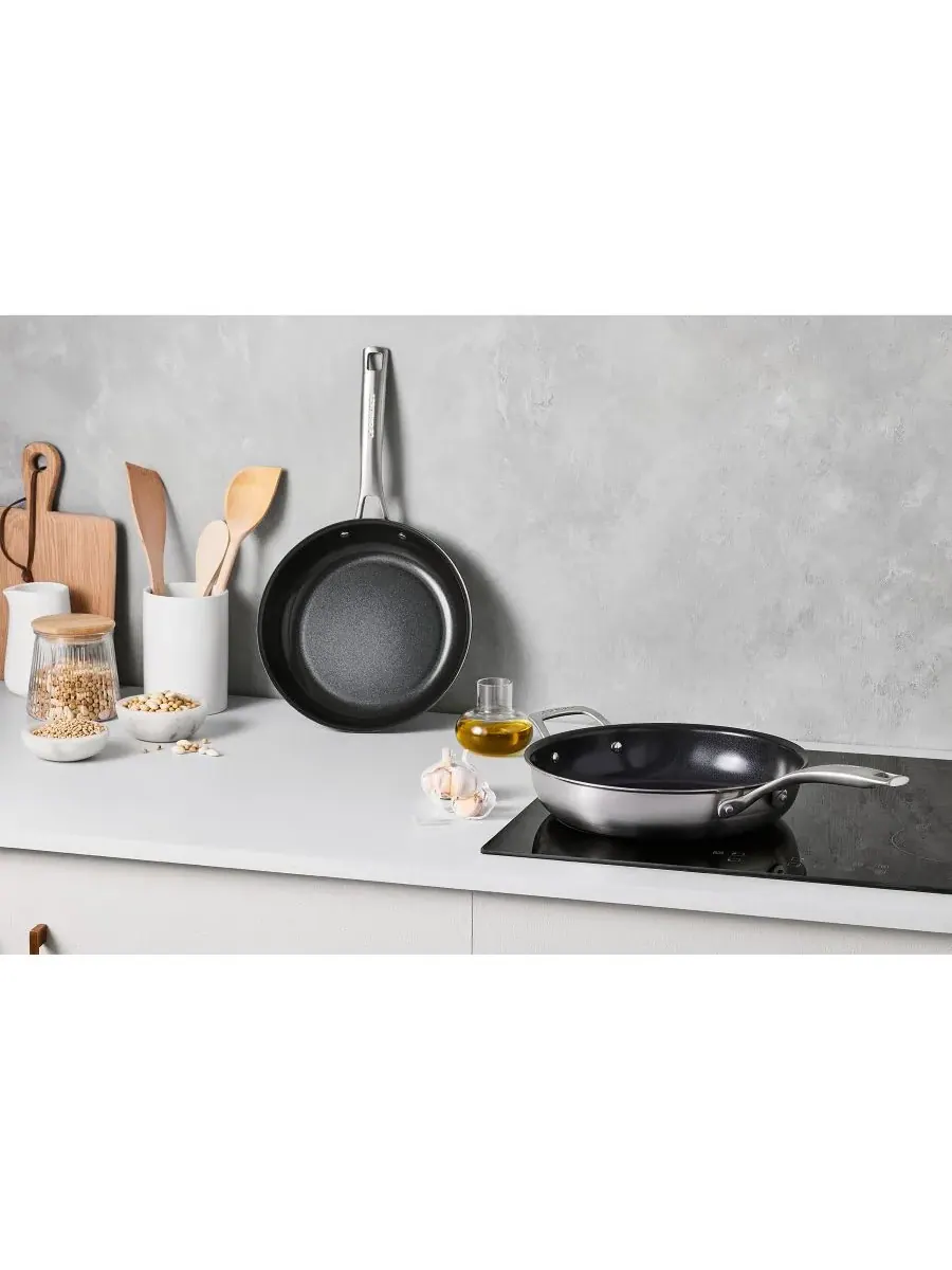 Набор из 2 сковородок Essential из нержавеющей стали с антипригарным покрытием Le Creuset — изображение 4 из 4, серебристый