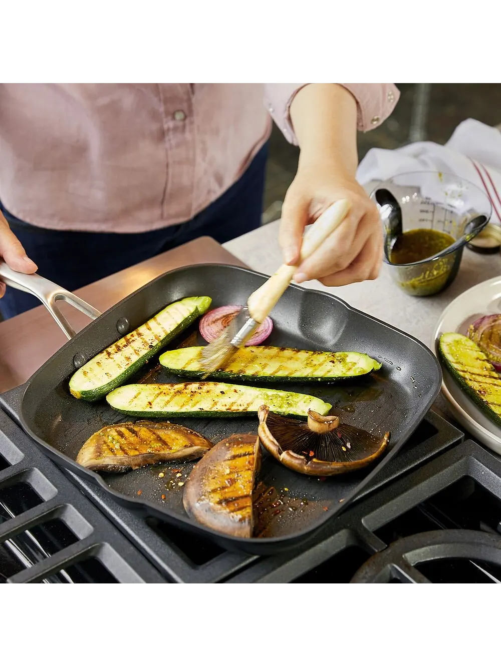 Сковорода-гриль KitchenAid Hard-Anodized Induction Nonstick, 28,5 см — изображение 4 из 7, черный