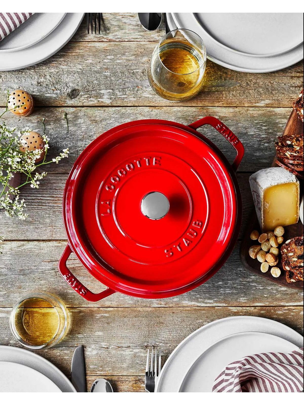 Круглая чугунная кокотница Staub, 24 см, 3.8 л — изображение 3 из 6, красный