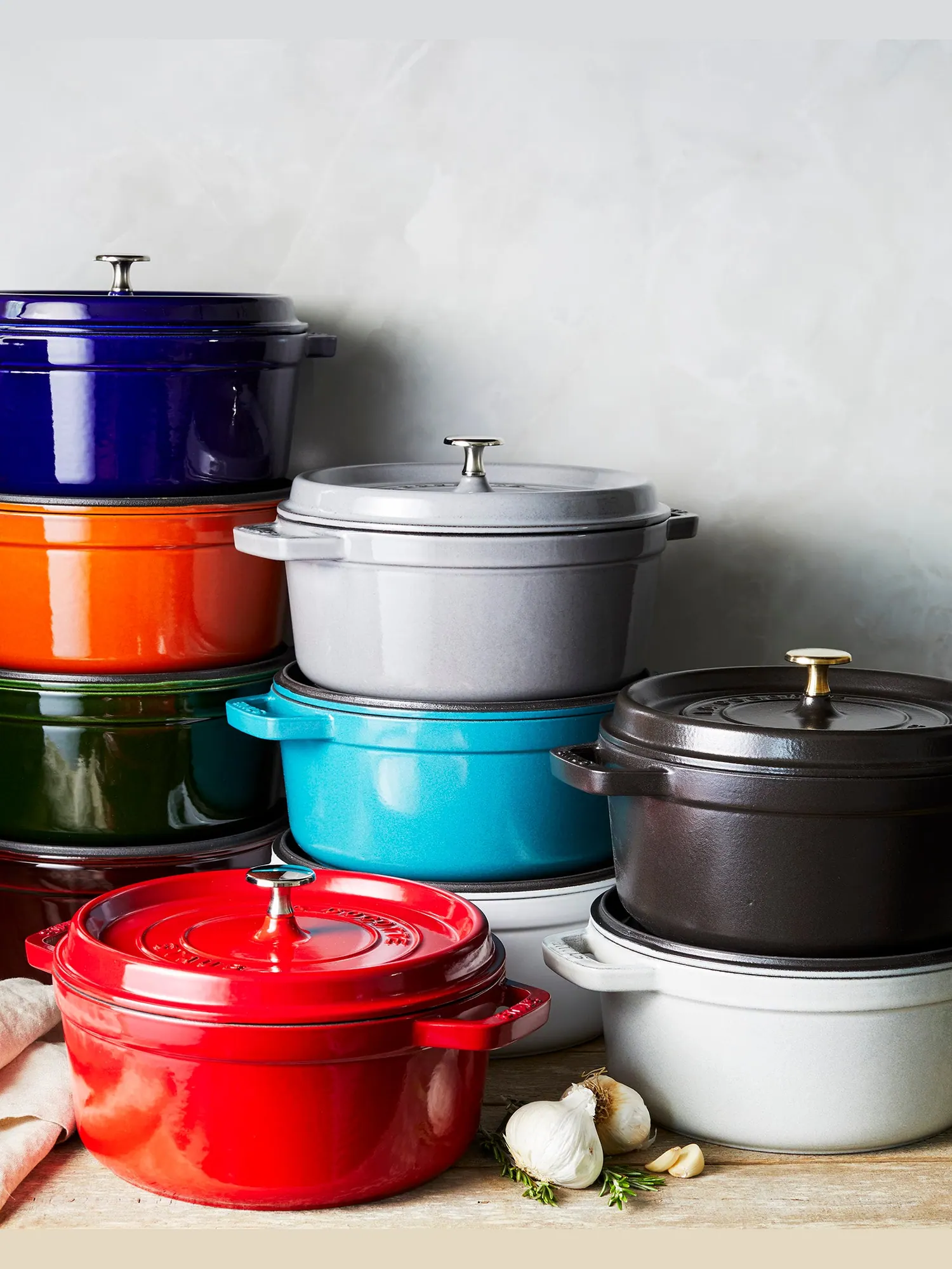 Круглая чугунная кокотница Staub, 24 см, 3.8 л — изображение 4 из 6, красный