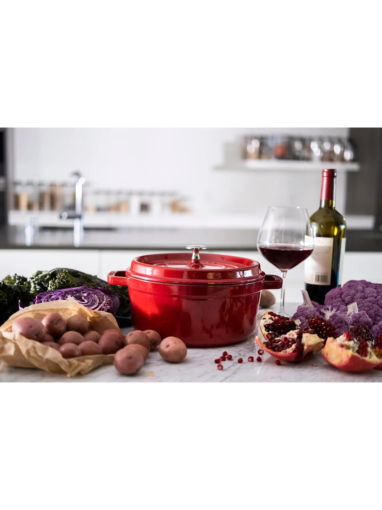 Круглая чугунная кокотница Staub, 24 см, 3.8 л — изображение 5 из 6, красный