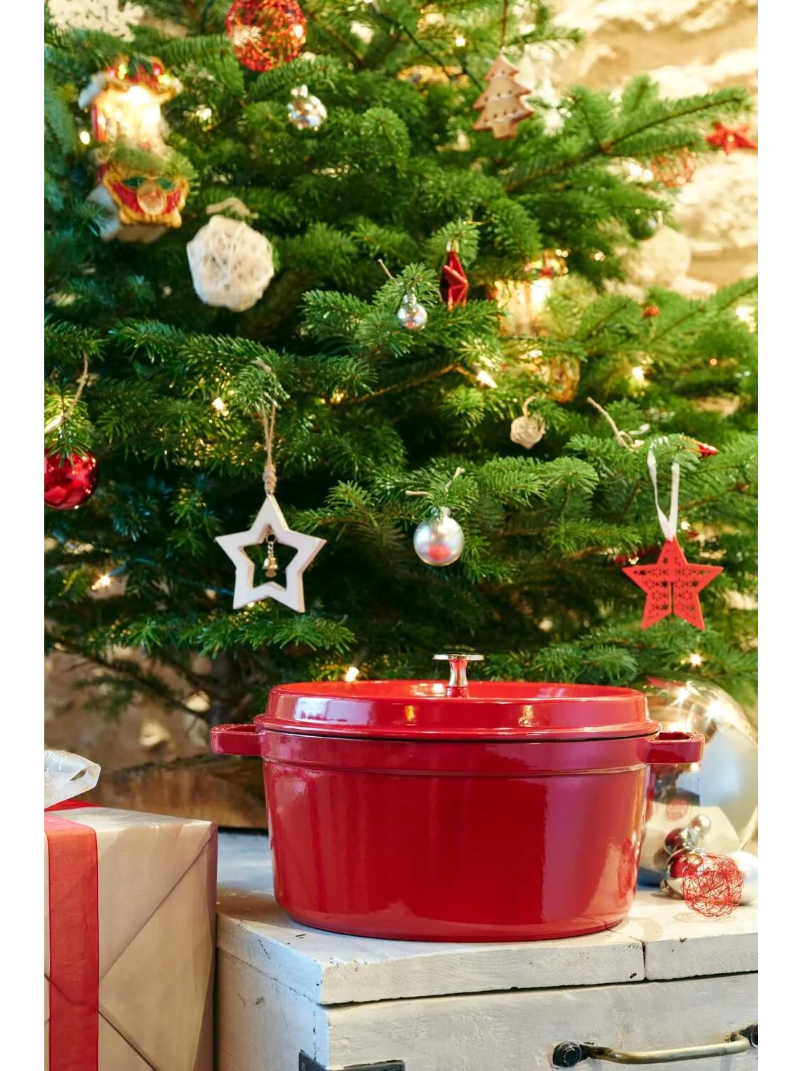 Круглая чугунная кокотница Staub, 24 см, 3.8 л — изображение 6 из 6, красный