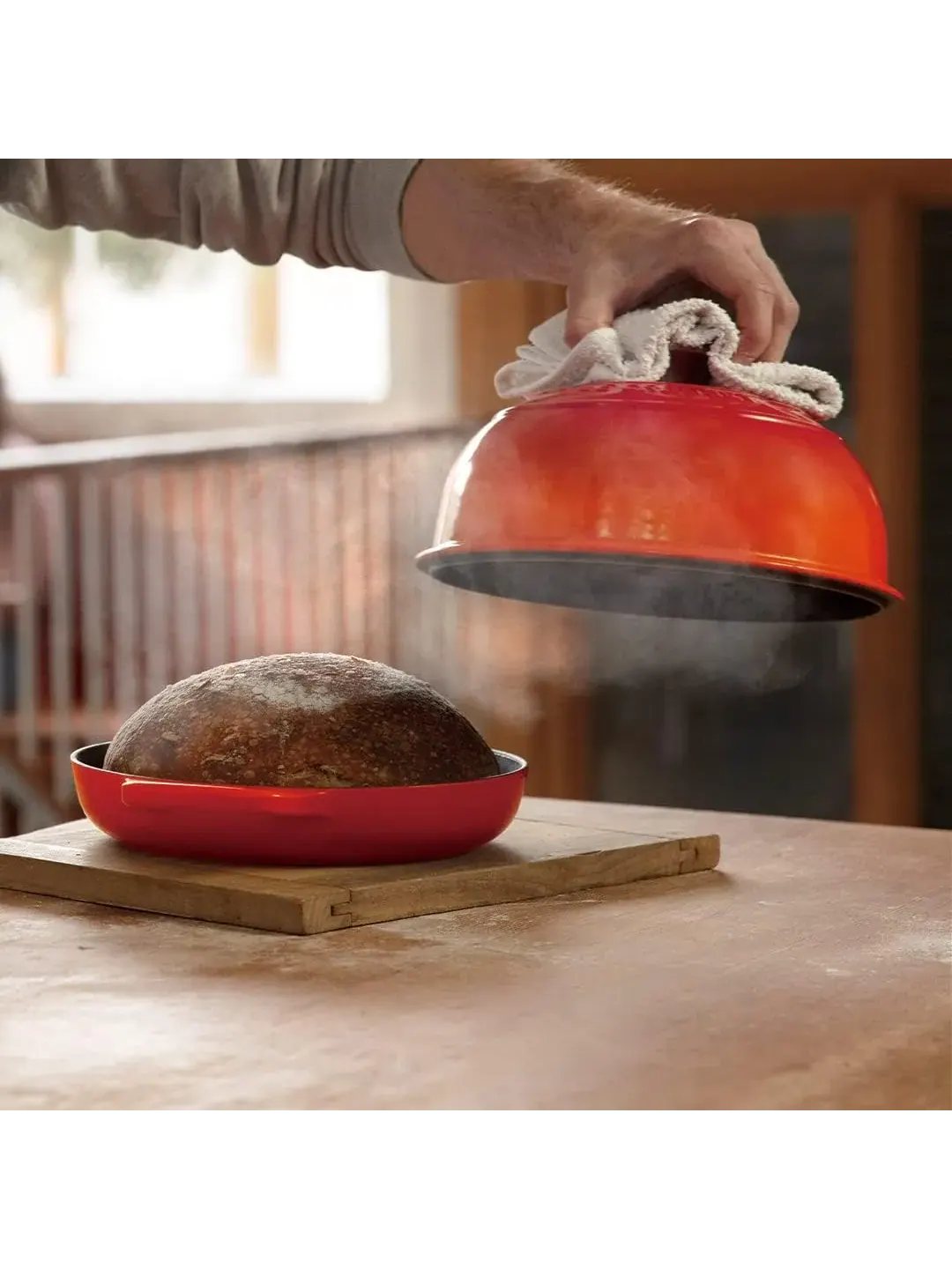 Форма для выпечки Le Creuset Enameled Cast Iron Signature Round Bread Oven, 1,6 л, 24 см — изображение 4 из 7, оранжевый