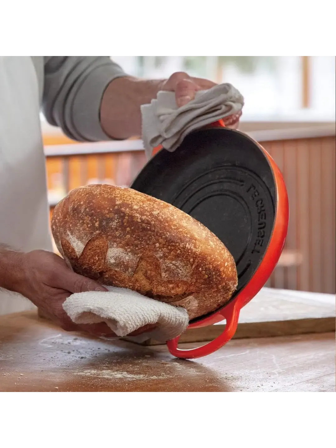 Форма для выпечки Le Creuset Enameled Cast Iron Signature Round Bread Oven, 1,6 л, 24 см — изображение 5 из 7, оранжевый