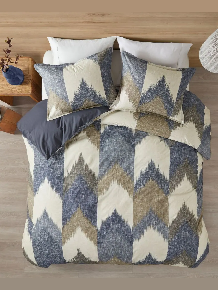 Двустороннее одеяло Alpine Chevron Stripe, размер Full/Queen INK+IVY — изображение 8 из 10, темно-синий