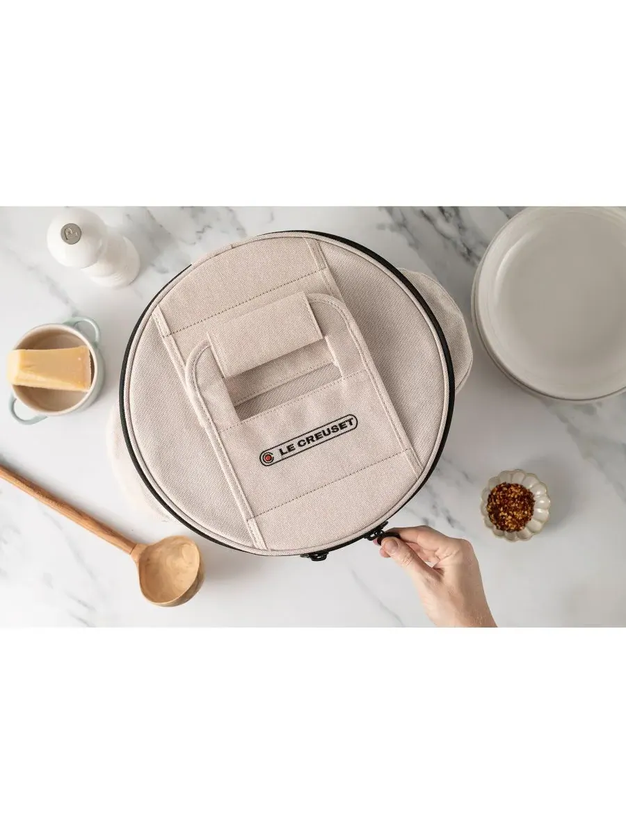 Круглая холщовая сумка-тоут в виде чугунной кастрюли Le Creuset — изображение 6 из 6, экру