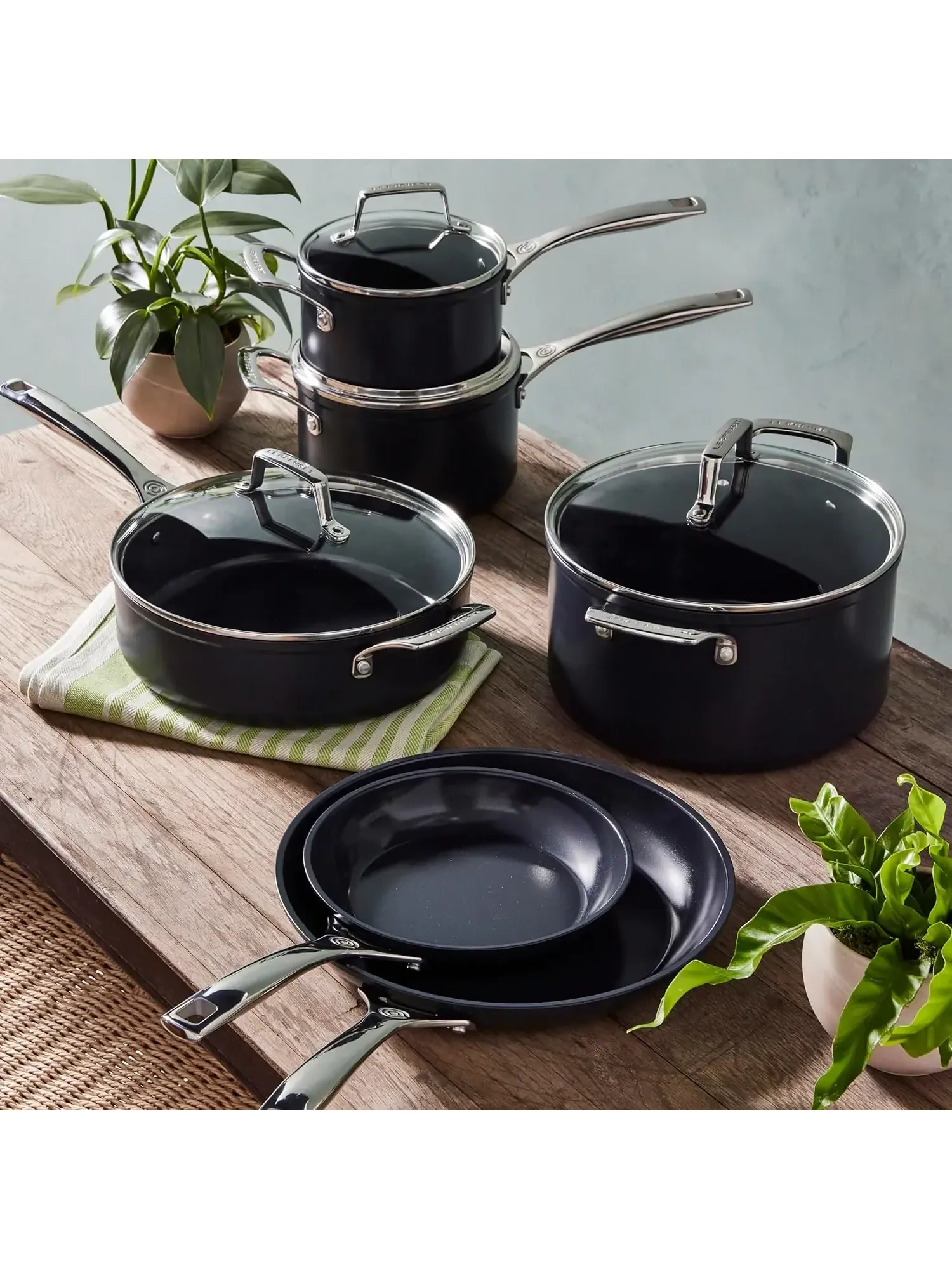 Сковорода Le Creuset Essential Non-Stick Ceramic, 26 см, 1,7 л — изображение 6 из 7, черный
