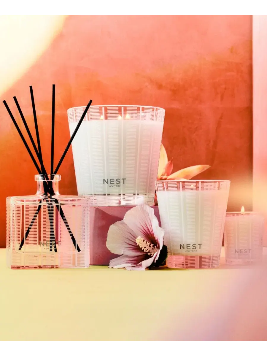 Ароматическая свеча Something Tropical, 598 г NEST New York — изображение 3 из 3, нет цвета