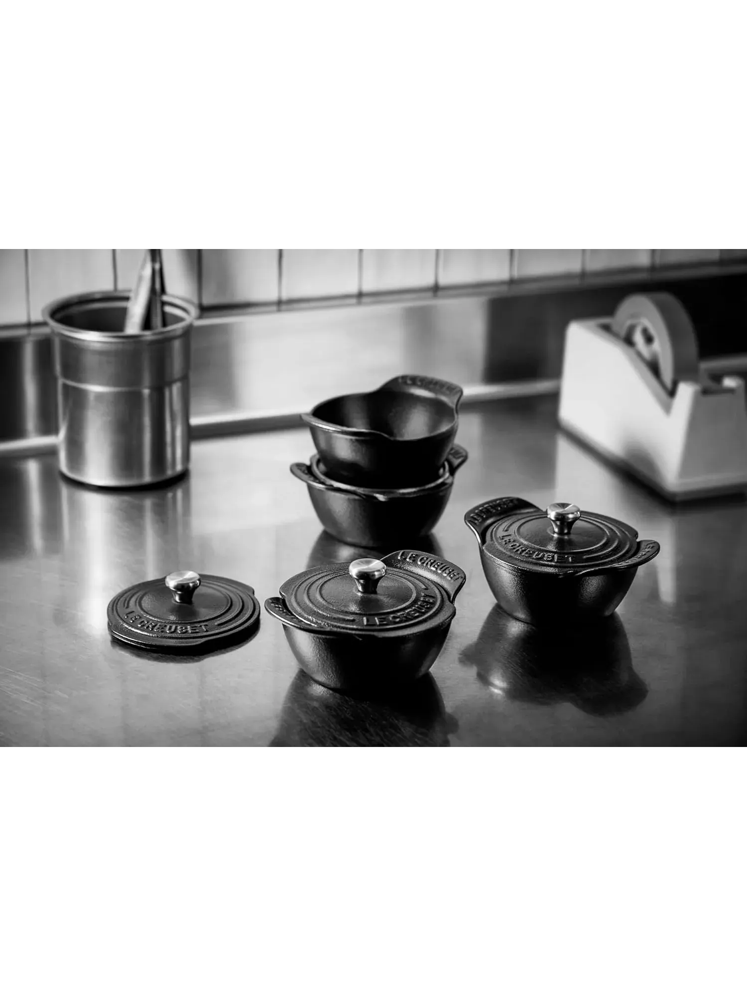 Набор мини-кокотов Le Creuset с крышками, 4 предмета, 11 см, 0,3 л — изображение 8 из 9, черный