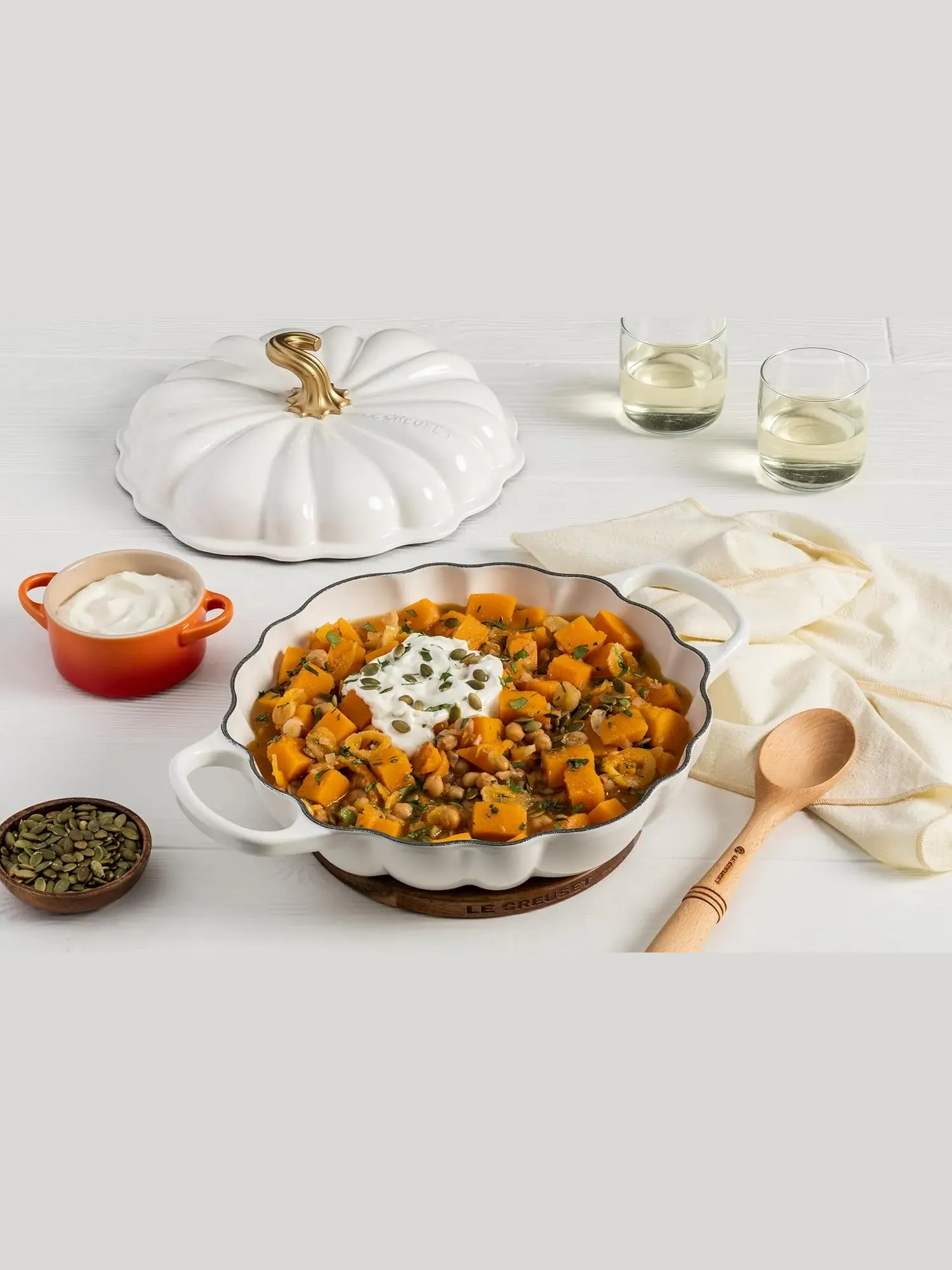 Кастрюля Le Creuset Cast Iron Pumpkin Casserole, 28 см, 2,5 л — изображение 5 из 7, белый
