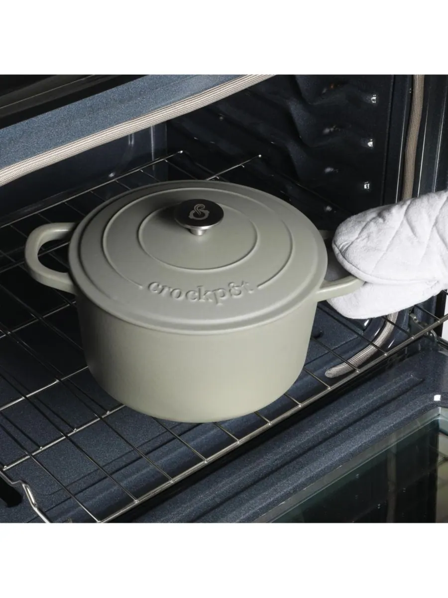 Круглая чугунная кастрюля Crock-Pot Artisan объемом 5 кварт (5 литров) - матовый пыльно-розовый — изображение 8 из 10