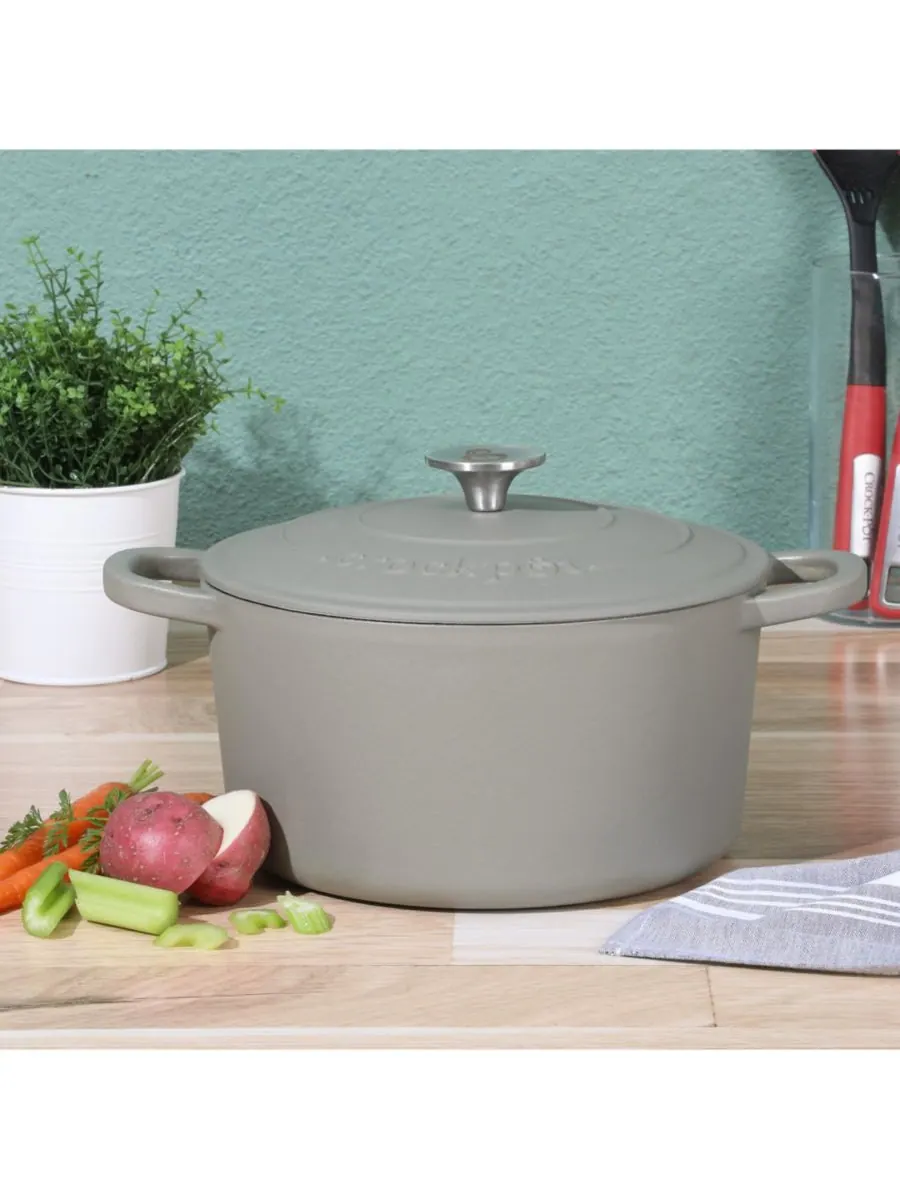 Круглая чугунная кастрюля Crock-Pot Artisan объемом 5 кварт (5 литров) - матовый пыльно-розовый — изображение 10 из 10