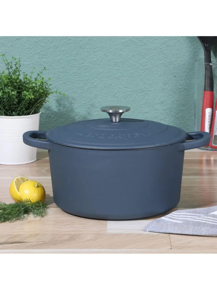 Круглая чугунная кастрюля Crock-Pot Artisan объемом 5 кварт (5 литров) - матовый пыльно-розовый — изображение 3 из 10