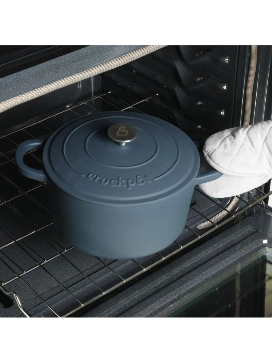 Круглая чугунная кастрюля Crock-Pot Artisan объемом 5 кварт (5 литров) - матовый пыльно-розовый — изображение 10 из 10