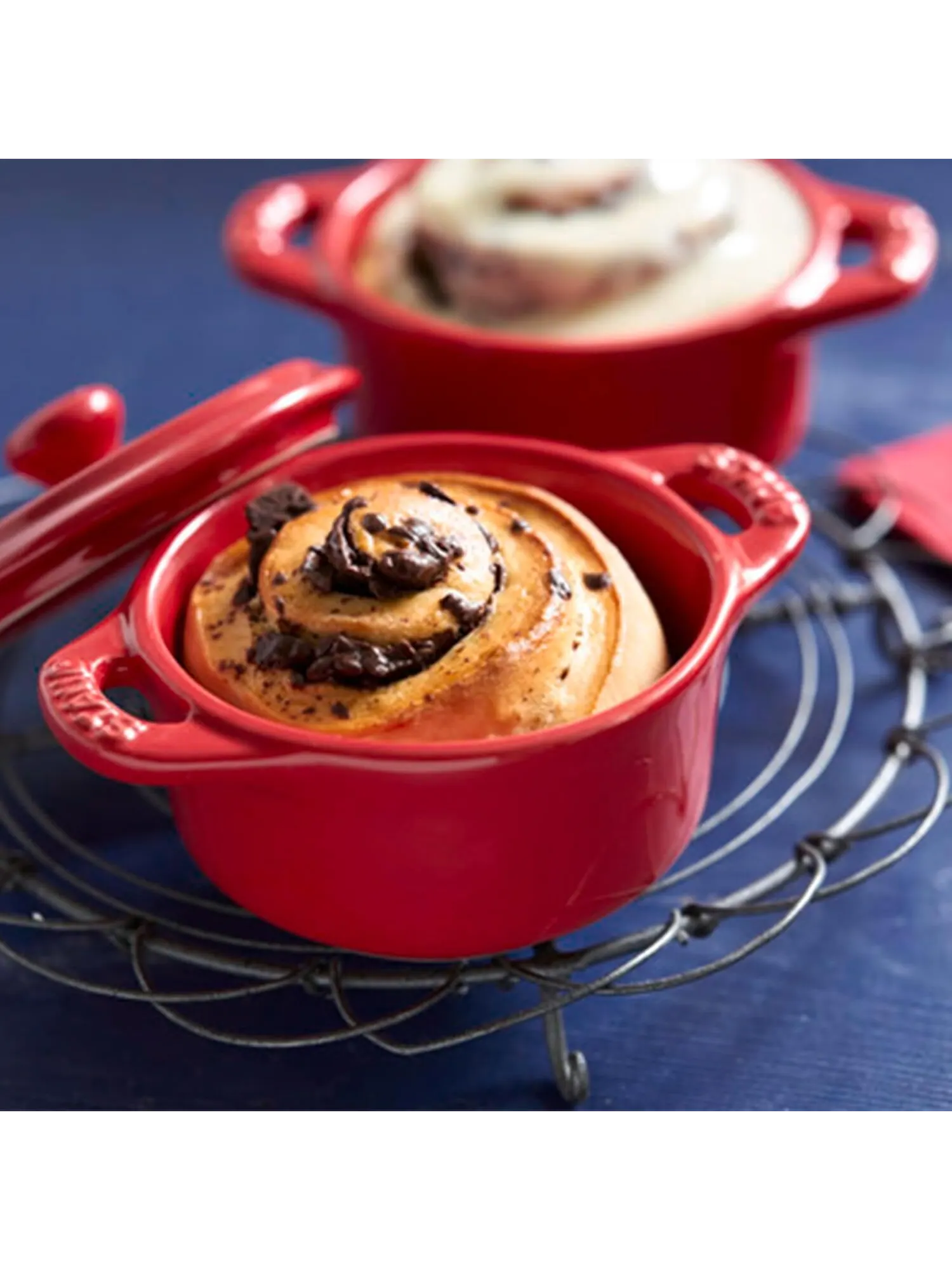 Набор кокотниц Staub Mini Round Ceramic, 3 предмета, 10 см, 0.25 л — изображение 3 из 6, красный