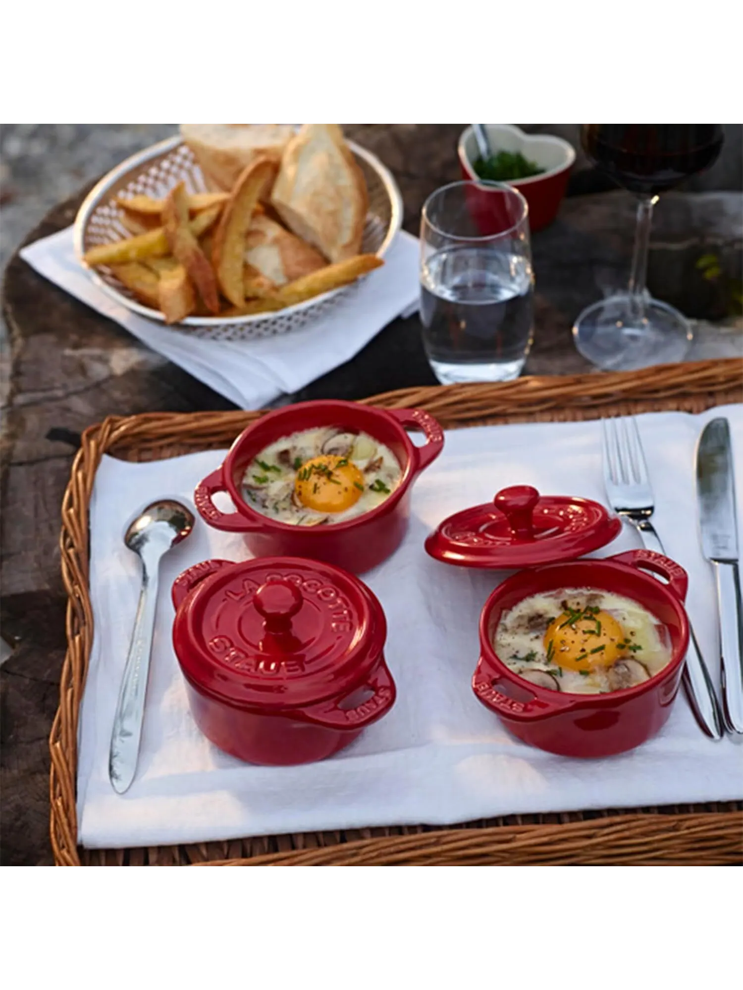 Набор кокотниц Staub Mini Round Ceramic, 3 предмета, 10 см, 0.25 л — изображение 4 из 6, красный