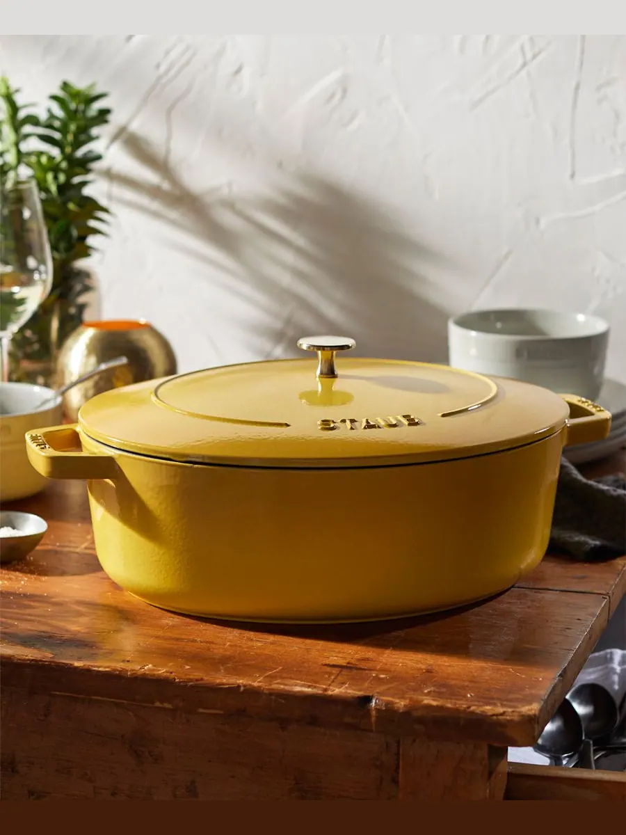 Овальная чугунная утятница Staub Wide, 31 см, 5.9 л — изображение 7 из 9, желтый