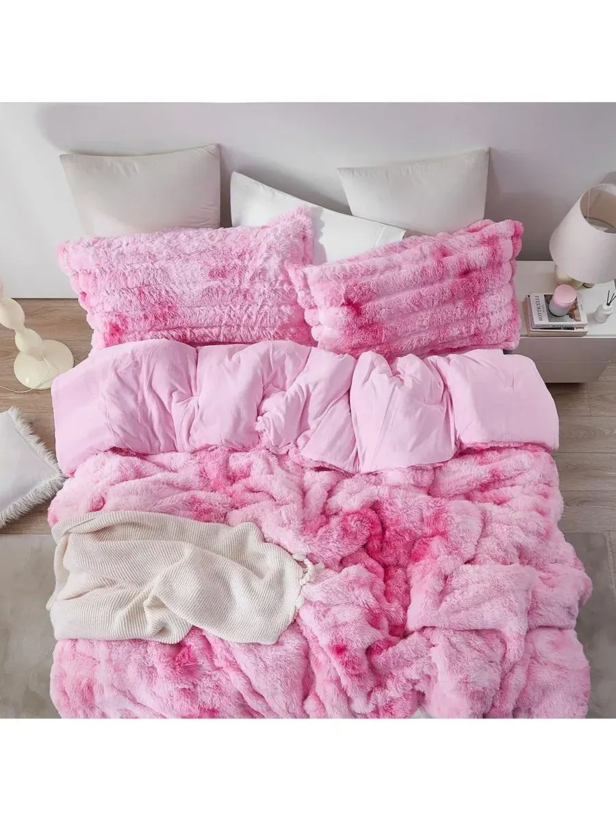 Одеяло-комфортер Oversized с имитацией кроличьего меха Snowball Chunky Bunny Coma Inducer — изображение 2 из 4, розовый