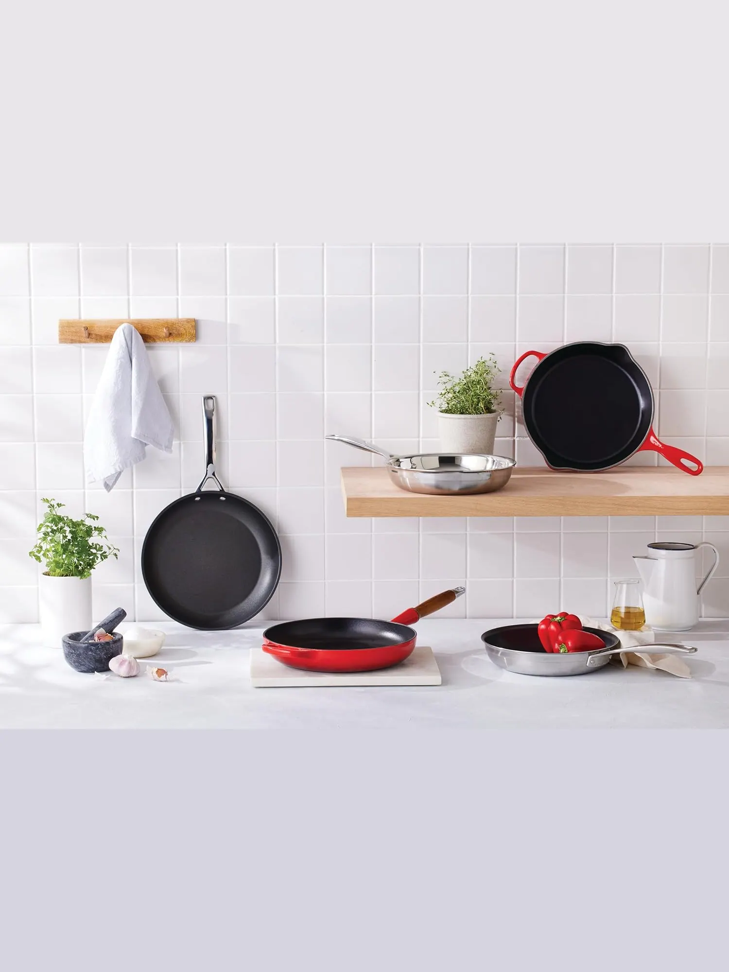 Сковорода чугунная Le Creuset Signature с эмалированным покрытием, 26 см — изображение 6 из 7, вишневый