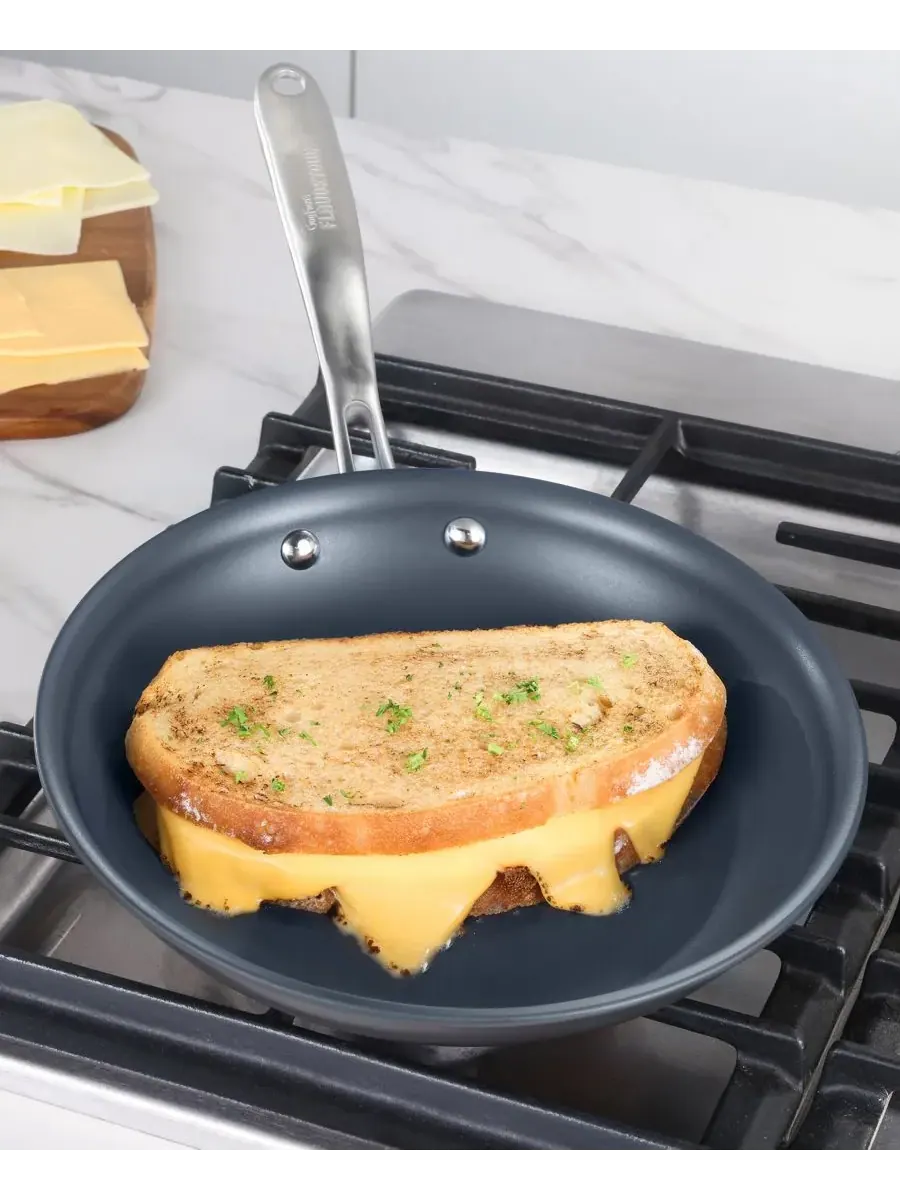 Набор из 2 сковородок Flavortown из анодированного титана с лазерной обработкой Guy Fieri — изображение 3 из 9, темно-серый