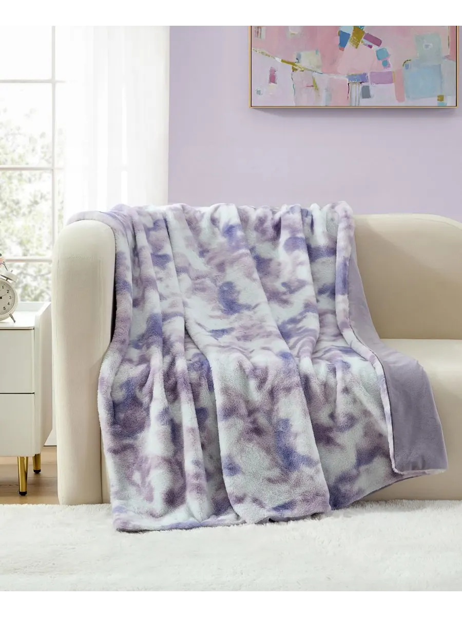 Плед из искусственного кроличьего меха с принтом, 70 x 50 дюймов Betsey Johnson, Sunset Tie Dye — изображение 2 из 5