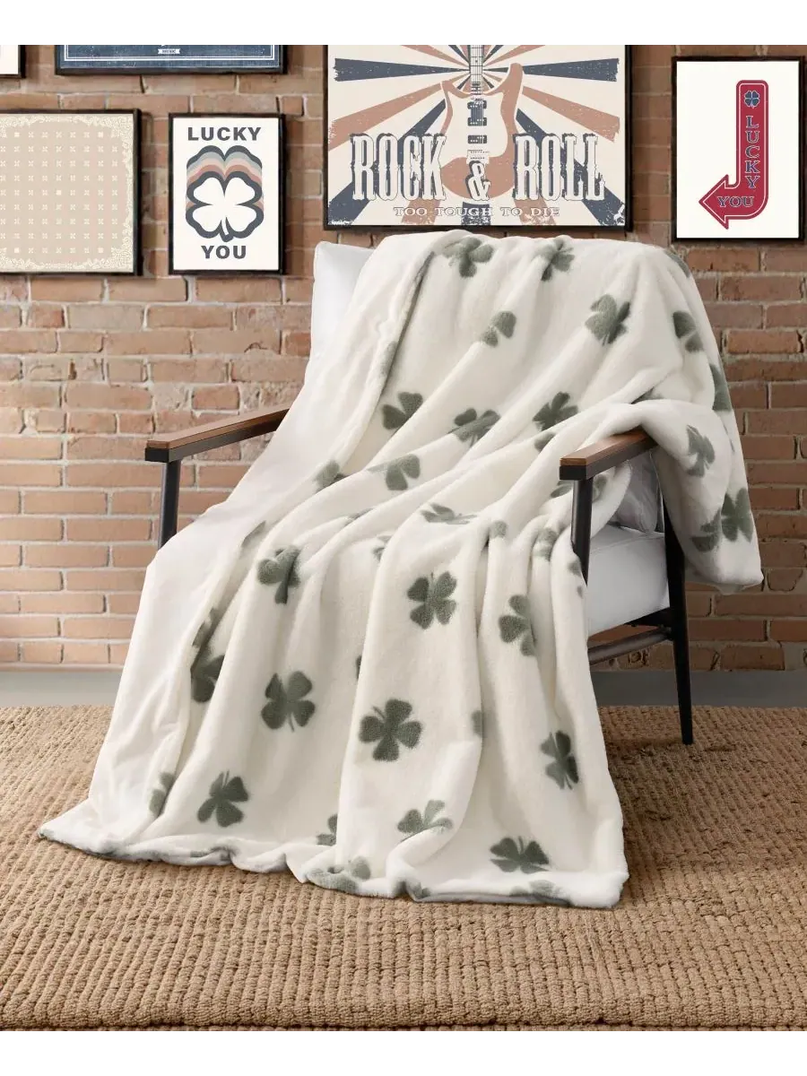 Плед Clover Toss из искусственного меха, 127 x 178 см Lucky Brand, Clover Toss — изображение 4 из 5